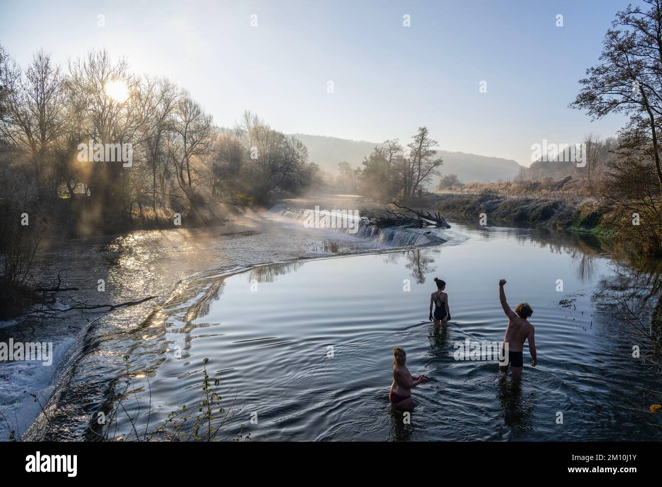 Les nageurs brave l'eau dans la rivière Avon à Warleigh Weir près de Bath dans Somerset ce matin, alors que les températures plongent à travers le Royaume-Uni. Banque D'Images
