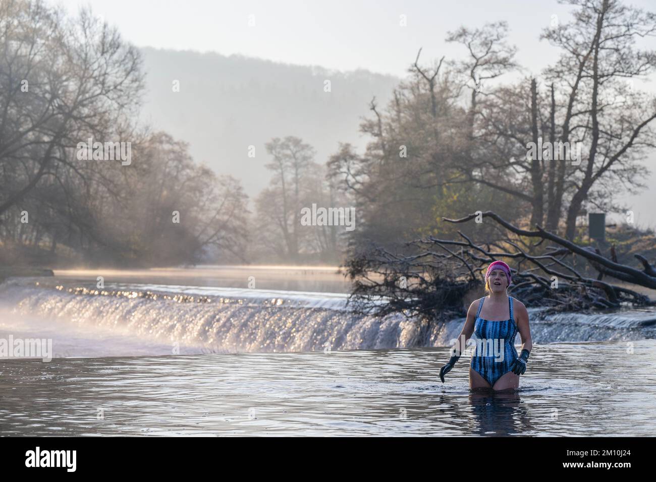 09.12.22. MÉTÉO SOMERSET. Les «heureux dippers» brave l'eau dans la rivière Avon à Warleigh Weir près de Bath dans Somerset ce matin sous forme de températures Banque D'Images