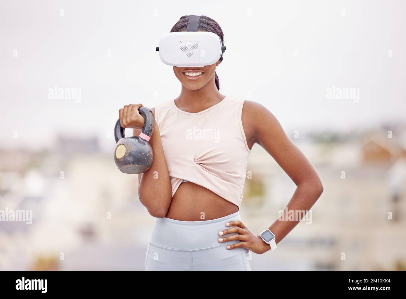 Femme, kettlebell ou casque de réalité virtuelle en entraînement, entraînement ou exercice en ville sur des logiciels de fitness, esports ou métaverse défi. Souriez Banque D'Images