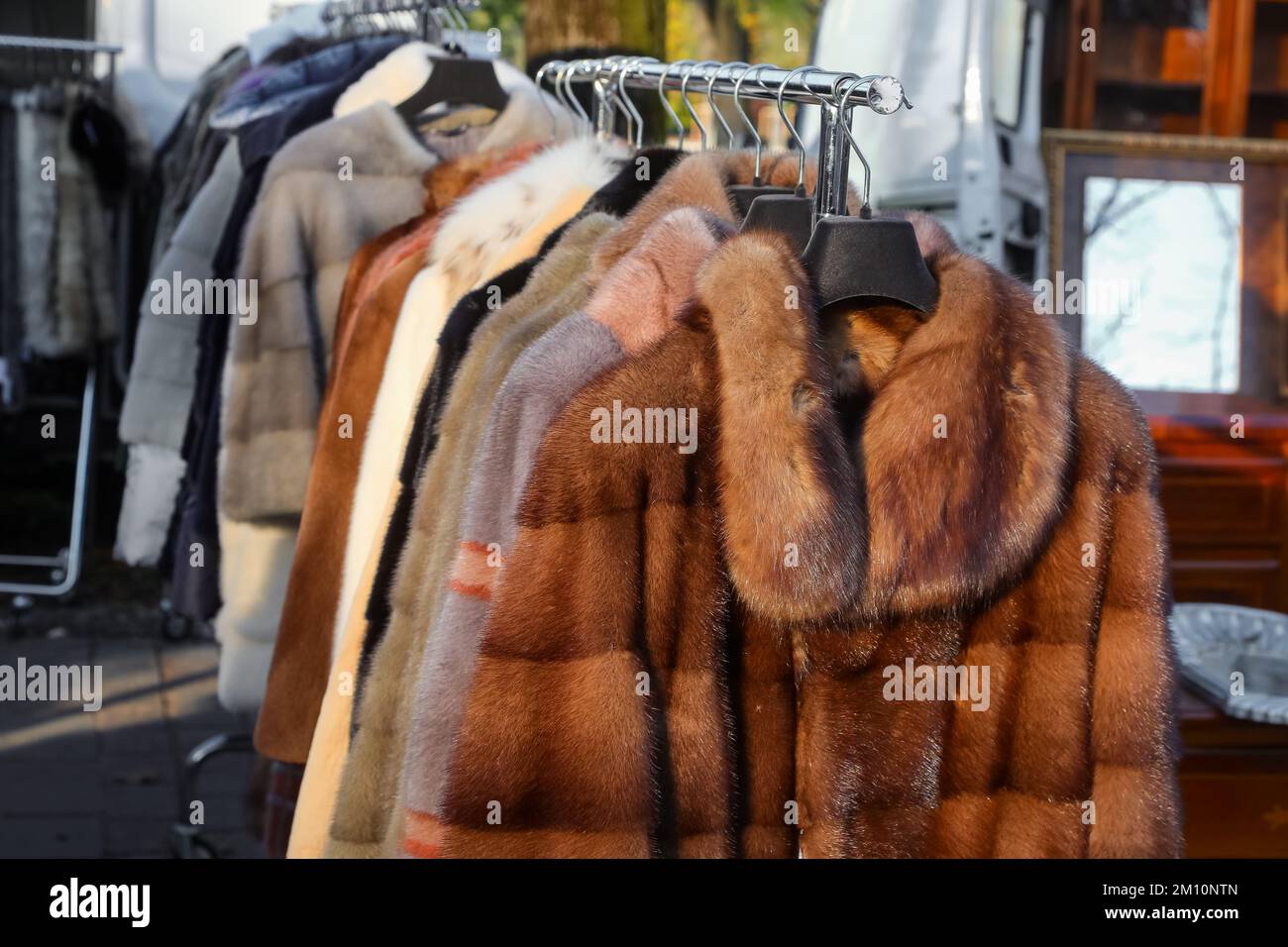 Coaat en fourrure et vêtements d'hiver à vendre sur le marché extérieur Banque D'Images