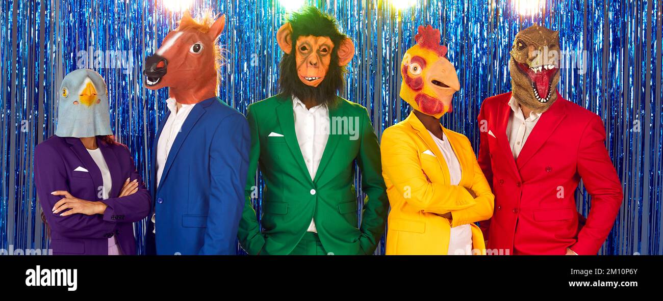 Groupe de personnes drôles dans différents costumes et masques d'animaux de carnaval à la fête de costume Banque D'Images