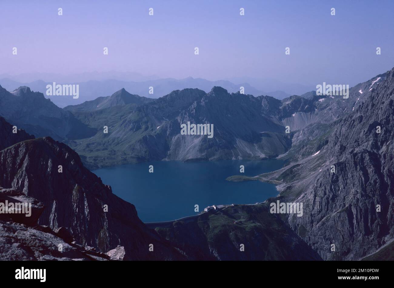 Paysage naturel avec de hauts sommets de montagne du Rhaetikon dans les Alpes orientales au lac Luener en Autriche Banque D'Images