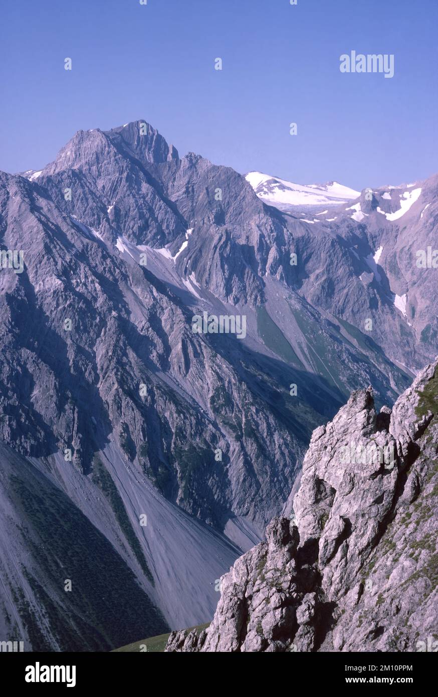 Paysage naturel avec de hauts sommets de montagne du Rhaetikon dans les Alpes orientales au lac Luener en Autriche Banque D'Images
