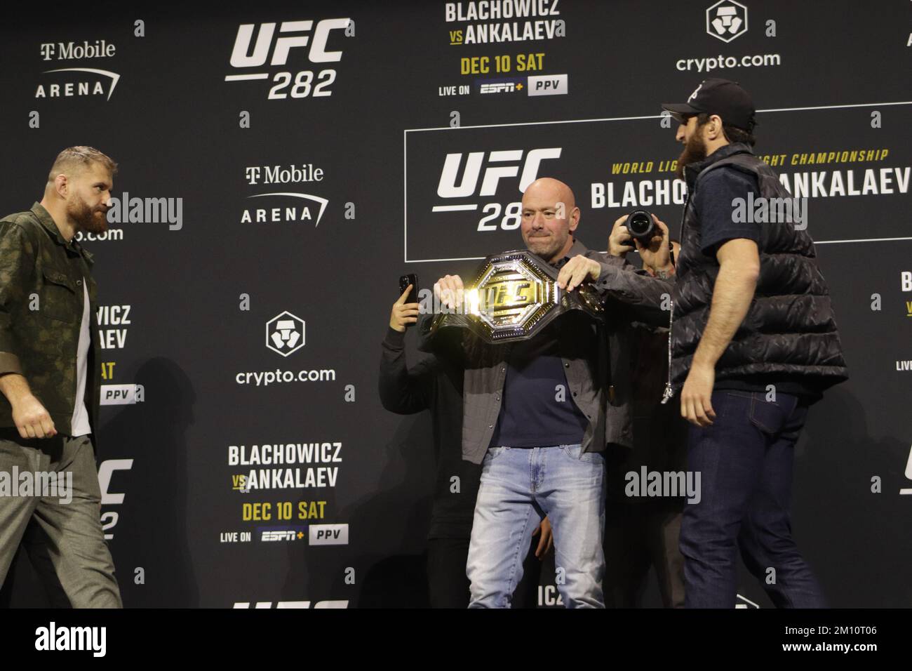 Las Vegas, Nevada, États-Unis. 08th décembre 2022. UFC Apex LAS VEGAS, NV - DÉCEMBRE 8 : (G-D) Jan Blachowicz et Magomed Ankalaev affrontent les médias pendant la Journée des médias de l'UFC 282 à l'UFC Apex on 8 décembre 2022, à Las Vegas, Nevada, États-Unis. (Photo de Diego Ribas/PxImages) (Diego Ribas/SPP) Credit: SPP Sport Press photo. /Alamy Live News Banque D'Images