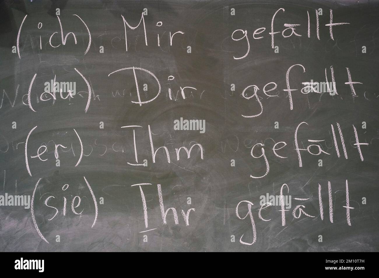 Kusel, Allemagne. 09th décembre 2022. Les pronoms datifs sont tirés sur le tableau noir avec craie pendant les cours d'allemand au Centre d'accueil des demandeurs d'asile (AAfa). Credit: Uwe Anspach/dpa/Alamy Live News Banque D'Images