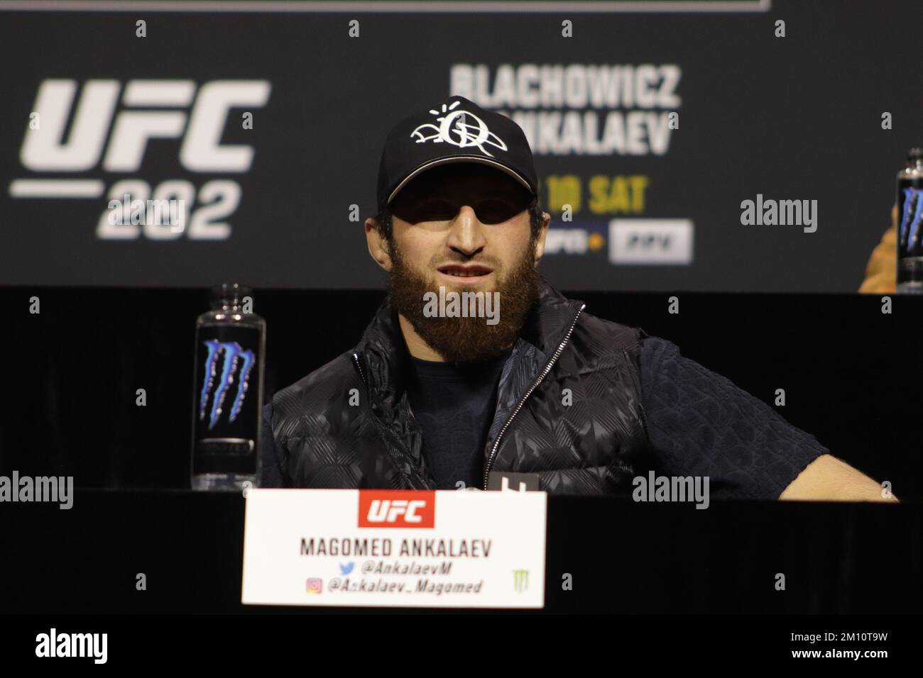 Las Vegas, Nevada, États-Unis. 08th décembre 2022. UFC Apex LAS VEGAS, NV - DÉCEMBRE 8 : Magomed Ankalaev interagit avec les médias pendant la Journée des médias de l'UFC 282 à UFC Apex on 8 décembre 2022, à Las Vegas, Nevada, États-Unis. (Photo de Diego Ribas/PxImages) (Diego Ribas/SPP) Credit: SPP Sport Press photo. /Alamy Live News Banque D'Images