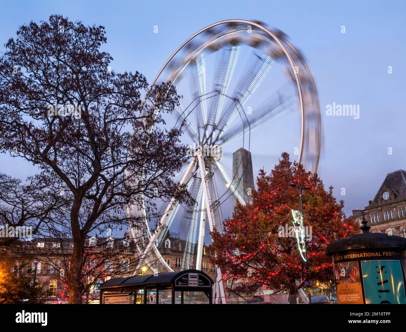 Grande roue au crépuscule au marché de Noël de Harrogate en décembre 2022 Harrogate North Yorkshire England Banque D'Images