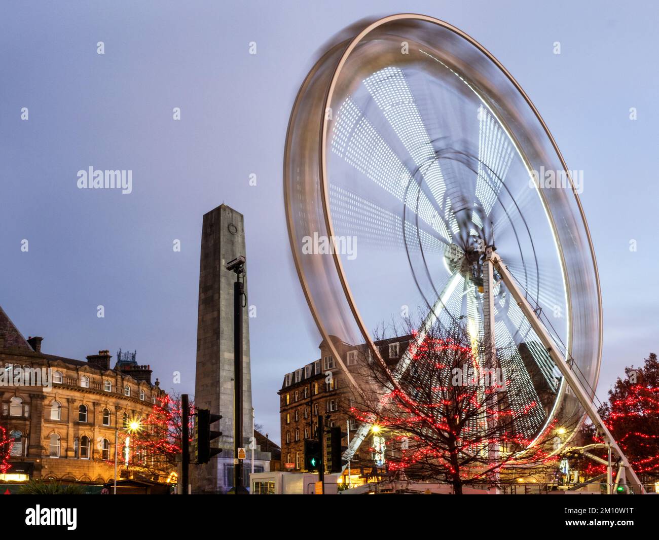 Grande roue au crépuscule au marché de Noël de Harrogate en décembre 2022 Harrogate North Yorkshire England Banque D'Images