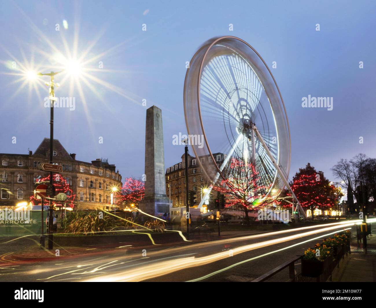 Grande roue au crépuscule au marché de Noël de Harrogate en décembre 2022 Harrogate North Yorkshire England Banque D'Images