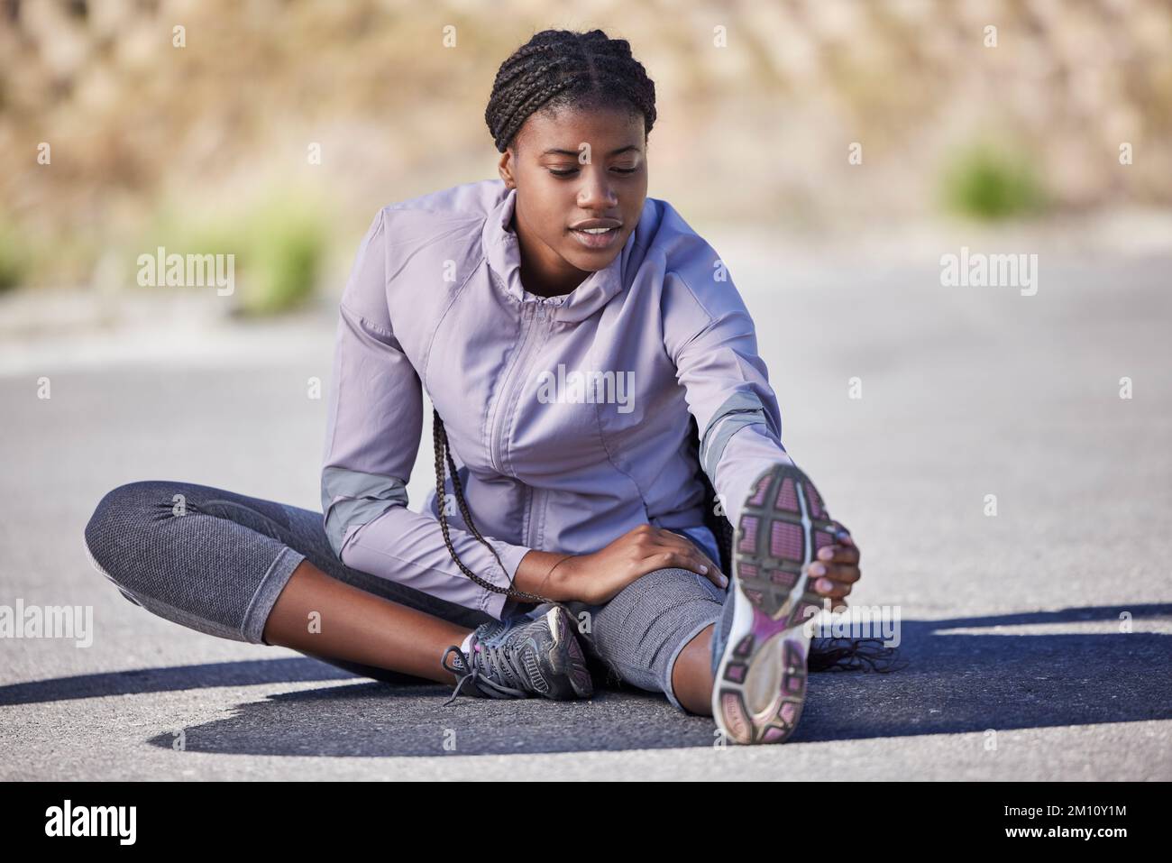 Femme noire fitness et etirement des jambes dans les rues de la ville jogging quotidien et entrainement d entrainement matinal. Activite physique bien etre sain Photo Stock Alamy