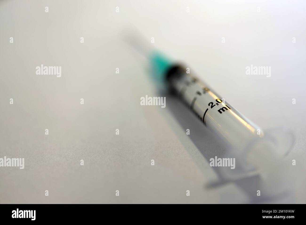 aiguille d'injection et ampoule pour injection sur fond blanc Banque D'Images