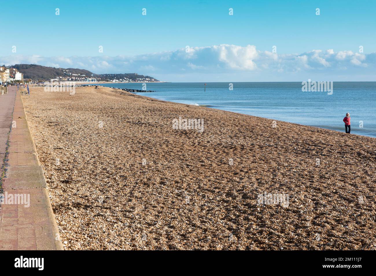 Une plage Hythe presque déserte le long de West parade. Banque D'Images