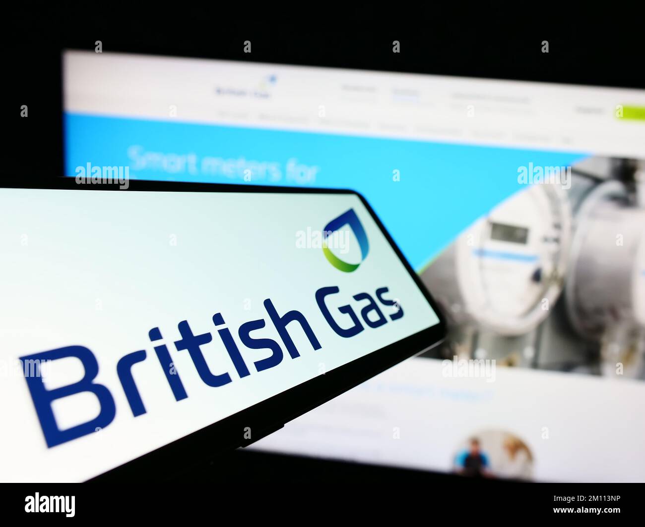Téléphone portable avec logo de la compagnie d'énergie British Gas à l'écran devant le site Web d'affaires. Effectuez la mise au point au centre-droit de l'écran du téléphone. Banque D'Images