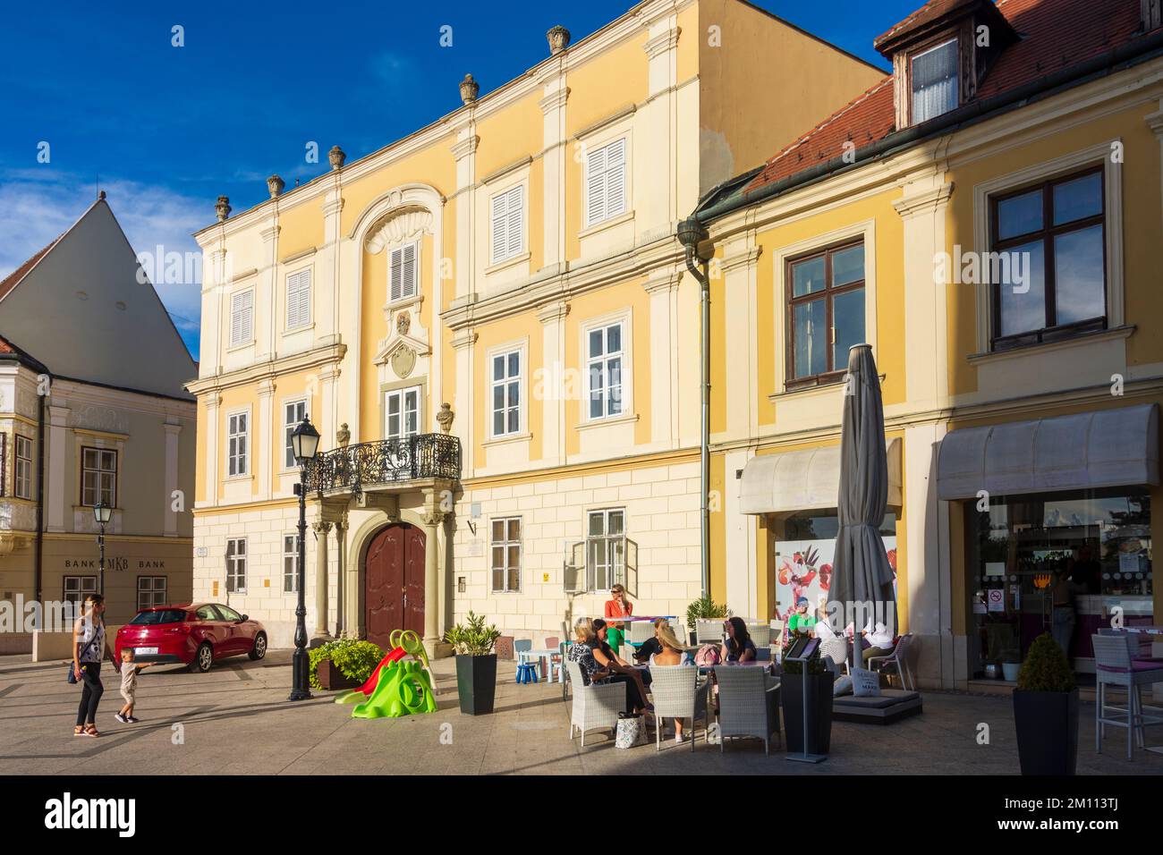 Györ (Raab): Place Becsi kapu ter (Wiener Tor Platz, place de la porte de Vienne), Ott House, restaurant in , Györ-Moson-Sopron, Hongrie Banque D'Images