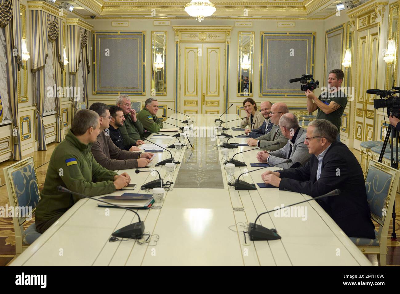 Kiev, Ukraine. 08th décembre 2022. Le président ukrainien Volodymyr Zelenskyy est parti lors d'une rencontre en face à face avec le ministre des Affaires étrangères de la République slovaque, Rastislav Kacer, le ministre de la Défense, Jaroslav nad, et le ministre de l'économie, Karel Hirman, au Palais Mariyinsky, à 8 décembre 2022, à Kiev, en Ukraine. Credit: Présidence de l'Ukraine/Bureau de presse présidentiel ukrainien/Alamy Live News Banque D'Images