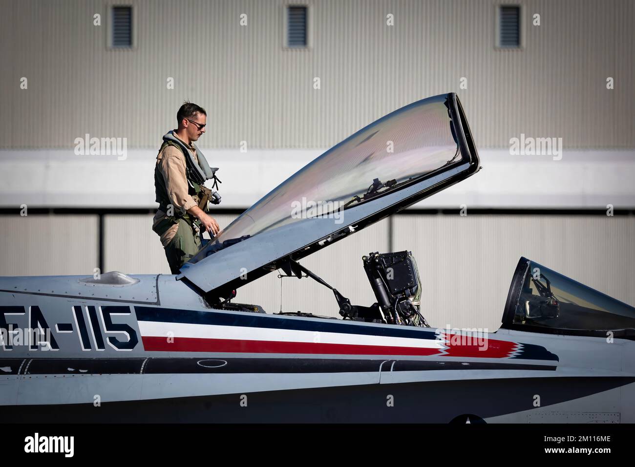 Un pilote de chasse se tient sur son FA-18 Hornet avant le salon Miramar Airshow de 2022 à San Diego, en Californie. Banque D'Images