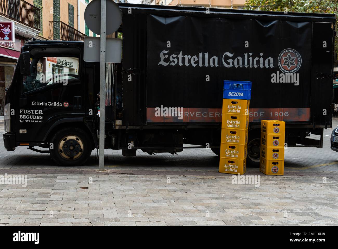 Manacor, Espagne; décembre 01 2022: Camion de livraison de bière de marque espagnole Estrella Galice, garé et avec des caisses de bière à livrer. Manacor, île de Ma Banque D'Images