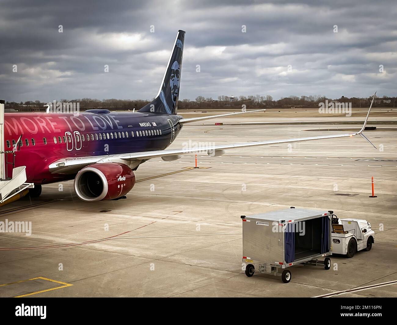Un avion se prépare à embarquer des clients à l'aéroport international General Mitchell de Milwaukee, Wisconsin. Banque D'Images