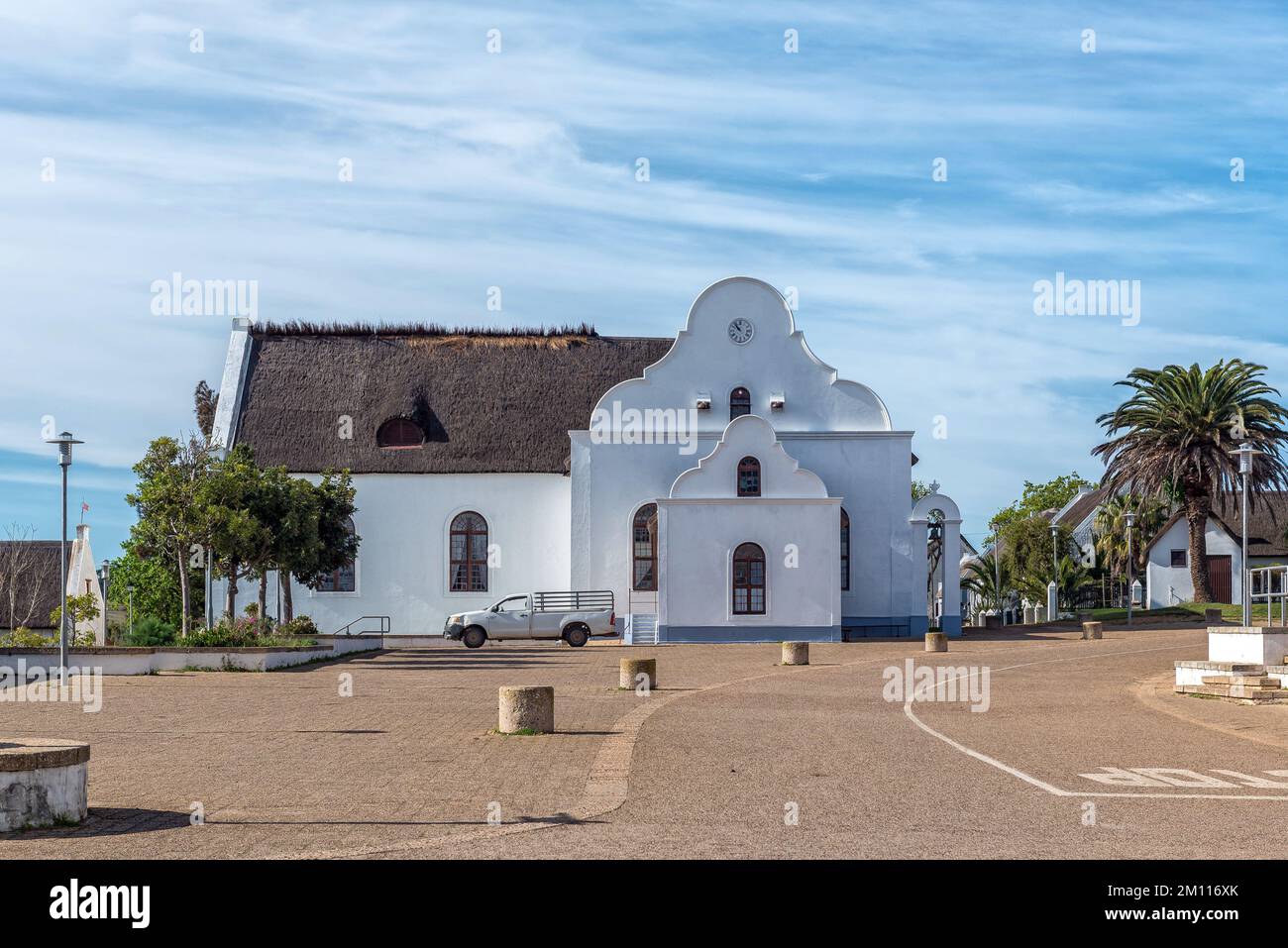 Élim, Afrique du Sud - 21 septembre 2022 : une scène de rue, avec l'église historique Moravie, à Élim, dans la province du Cap occidental. Un pick-up est visibl Banque D'Images