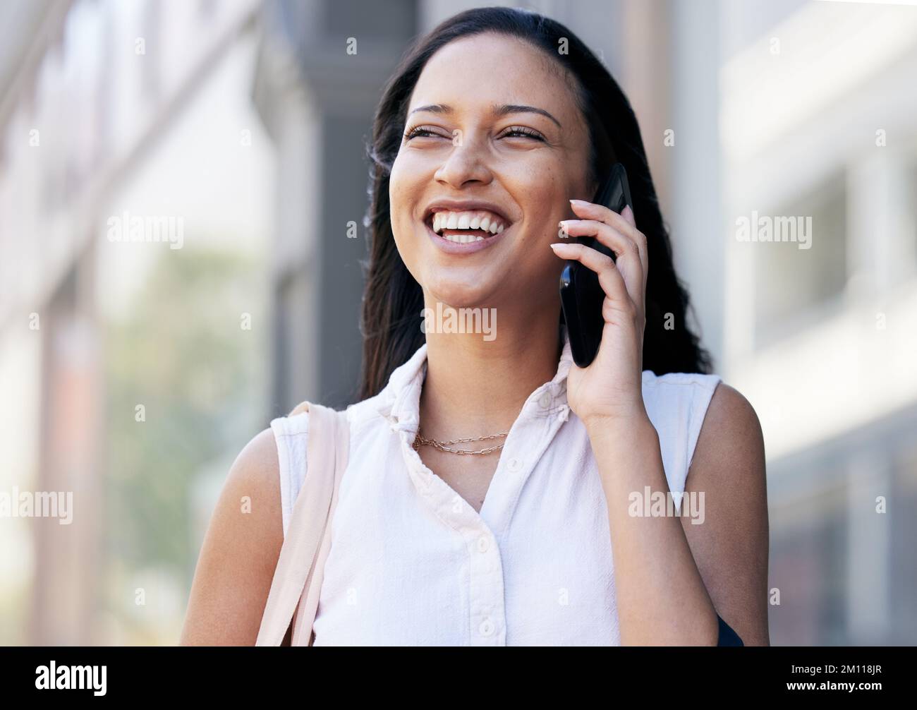 Appel téléphonique, téléphone cellulaire et jeune femme heureuse dans la ville se rendant au travail ou au bureau. Bonheur, sourire et femme professionnelle du Brésil sur mobile Banque D'Images