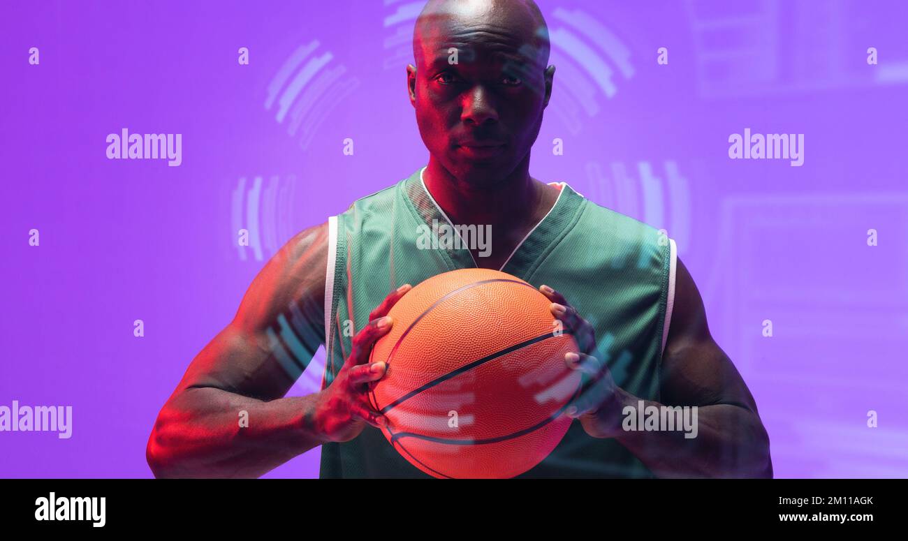 Joueur américain de basket-ball bald tenant le ballon avec un motif  circulaire sur fond violet. Portrait, espace de copie, composite, sport,  compétition Photo Stock - Alamy