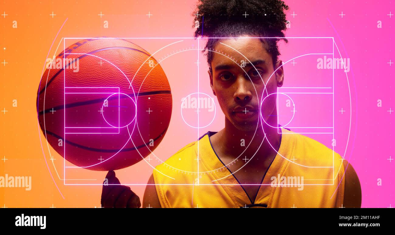 Composite d'un terrain de basket-ball éclairé sur le portrait d'un joueur biracial sérieux avec balle. Copier l'espace, le terrain de sport, le sport, la compétition, illus Banque D'Images