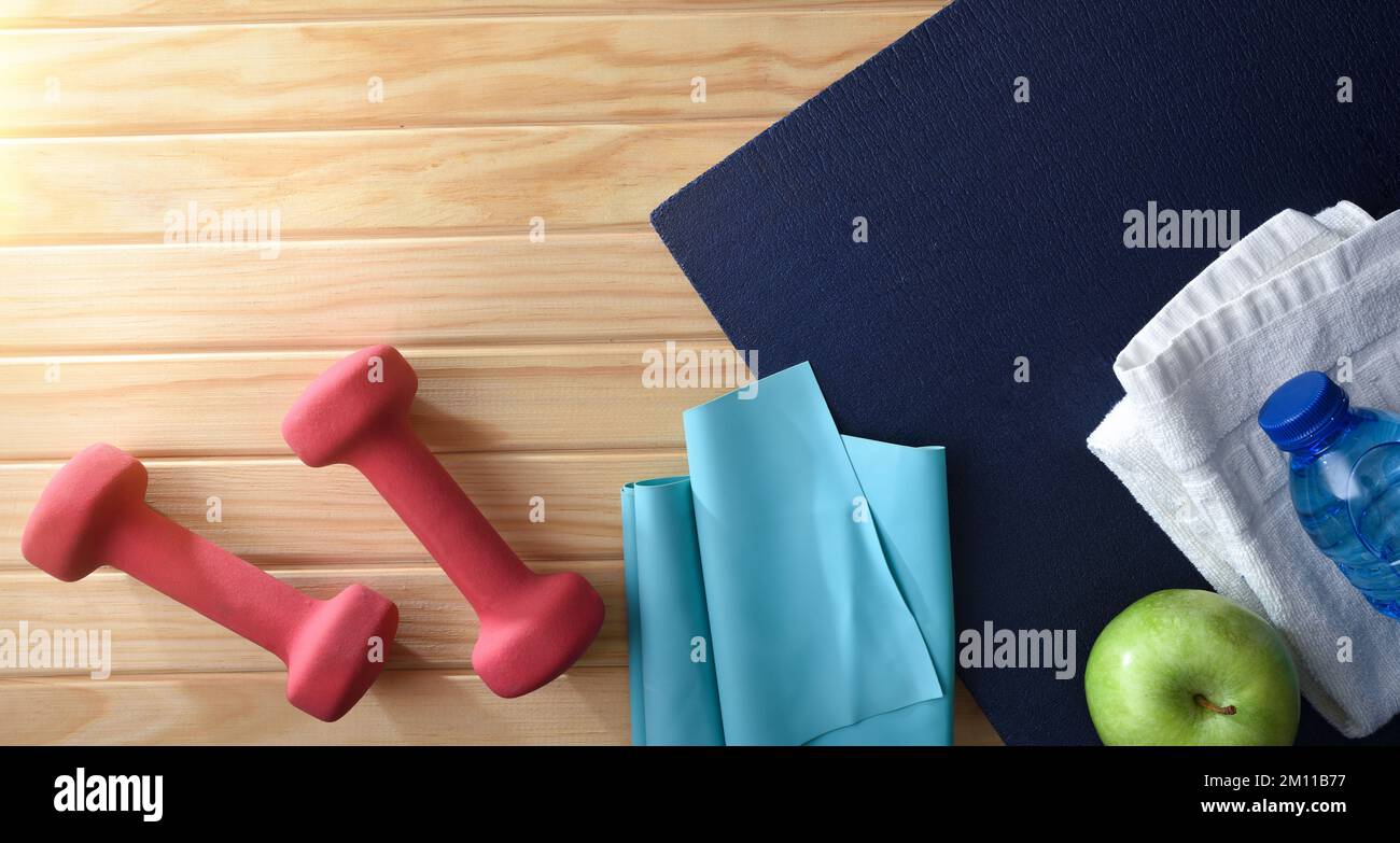Accessoires de sport pour soins de santé sur fond de bois. Vue de dessus. Banque D'Images