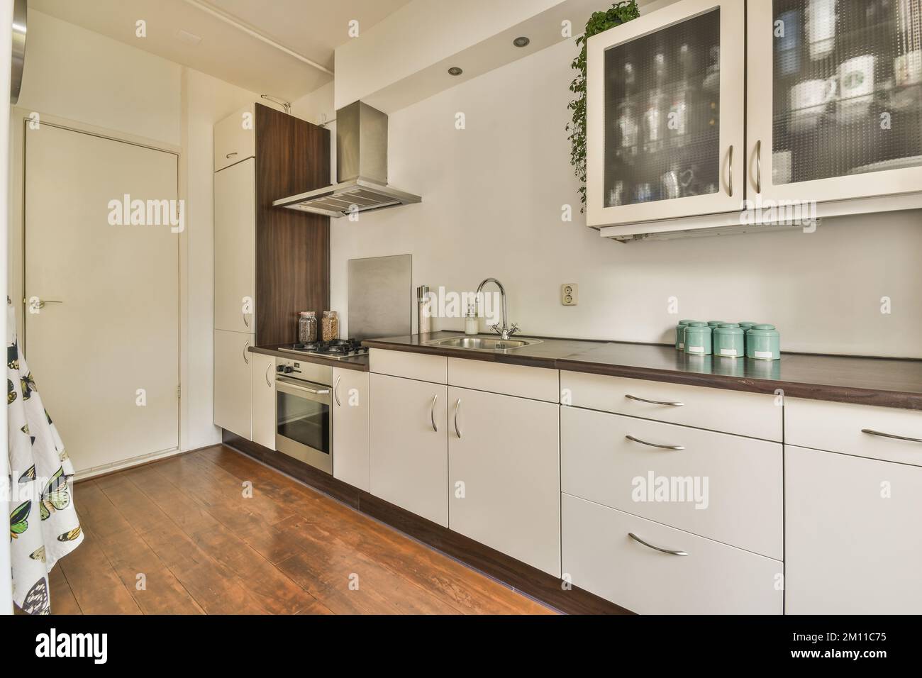 Décoration intérieure d'appartement loft moderne avec cuisine ouverte dans un style minimaliste et spacieuse salle à manger avec table et chaises Banque D'Images