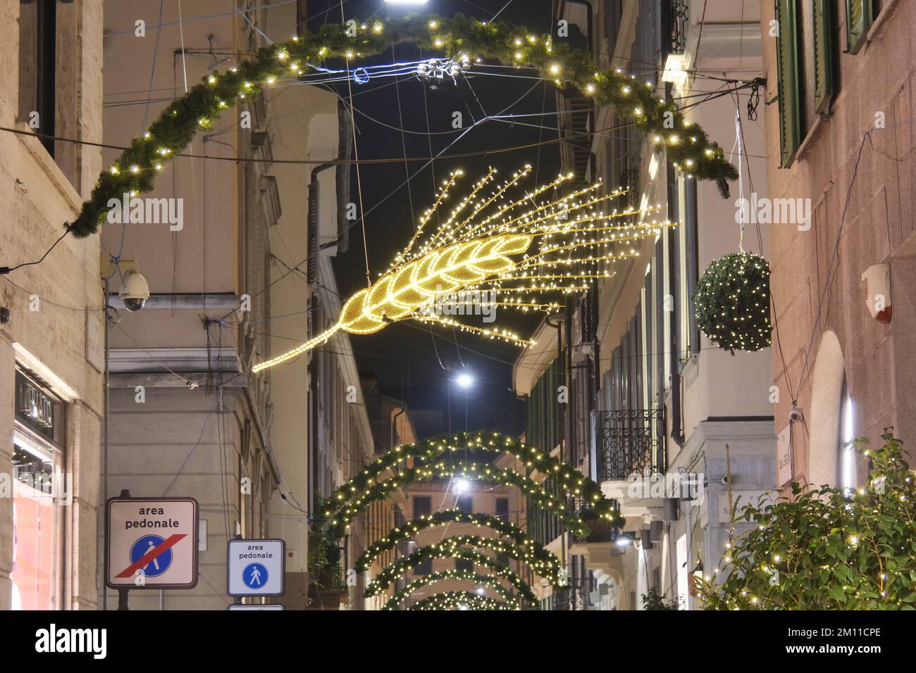 Décorations de Noël dans le quartier de la mode, Montenapoleone, Della Spiga et Del Gesù rue Milan, Lombardie, Italie Banque D'Images