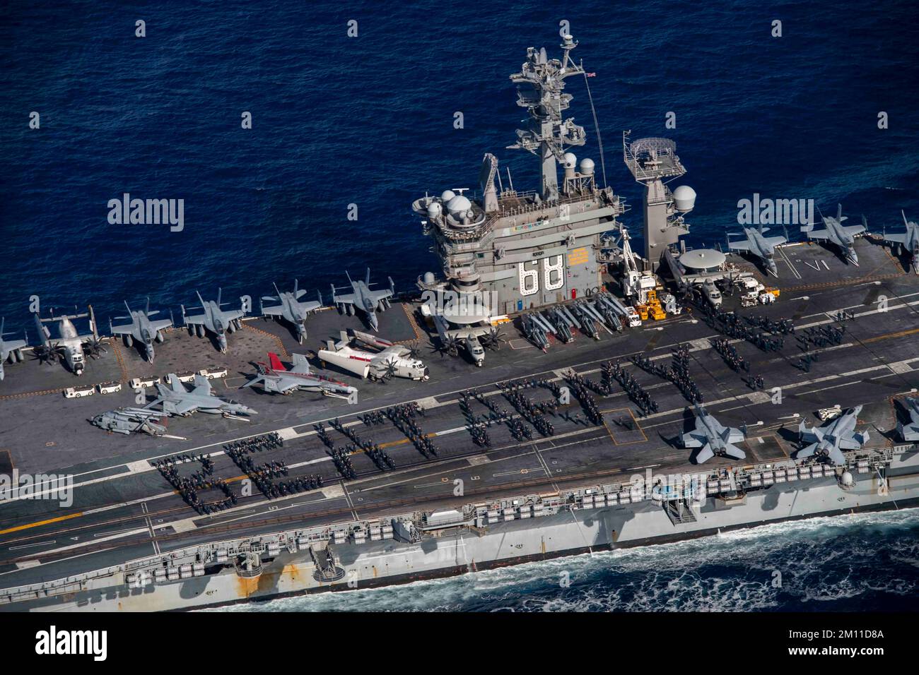 USS Nimitz, États-Unis. 08th décembre 2022. ÉTATS-UNIS Les marins de la Marine forment l'expression “Beat Army” sur le pont de vol du porte-avions de la classe Nimitz USS Nimitz pour soutenir le match de football annuel Armée contre Marine, 8 décembre 2022 sur l'océan Pacifique. La rivalité traditionnelle entre les chevaliers noirs de l'Armée et le midshipman de la Marine est prévue pour 10 décembre. Crédit : MC3 Samuel Osborn/États-Unis Navy/Alamy Live News Banque D'Images