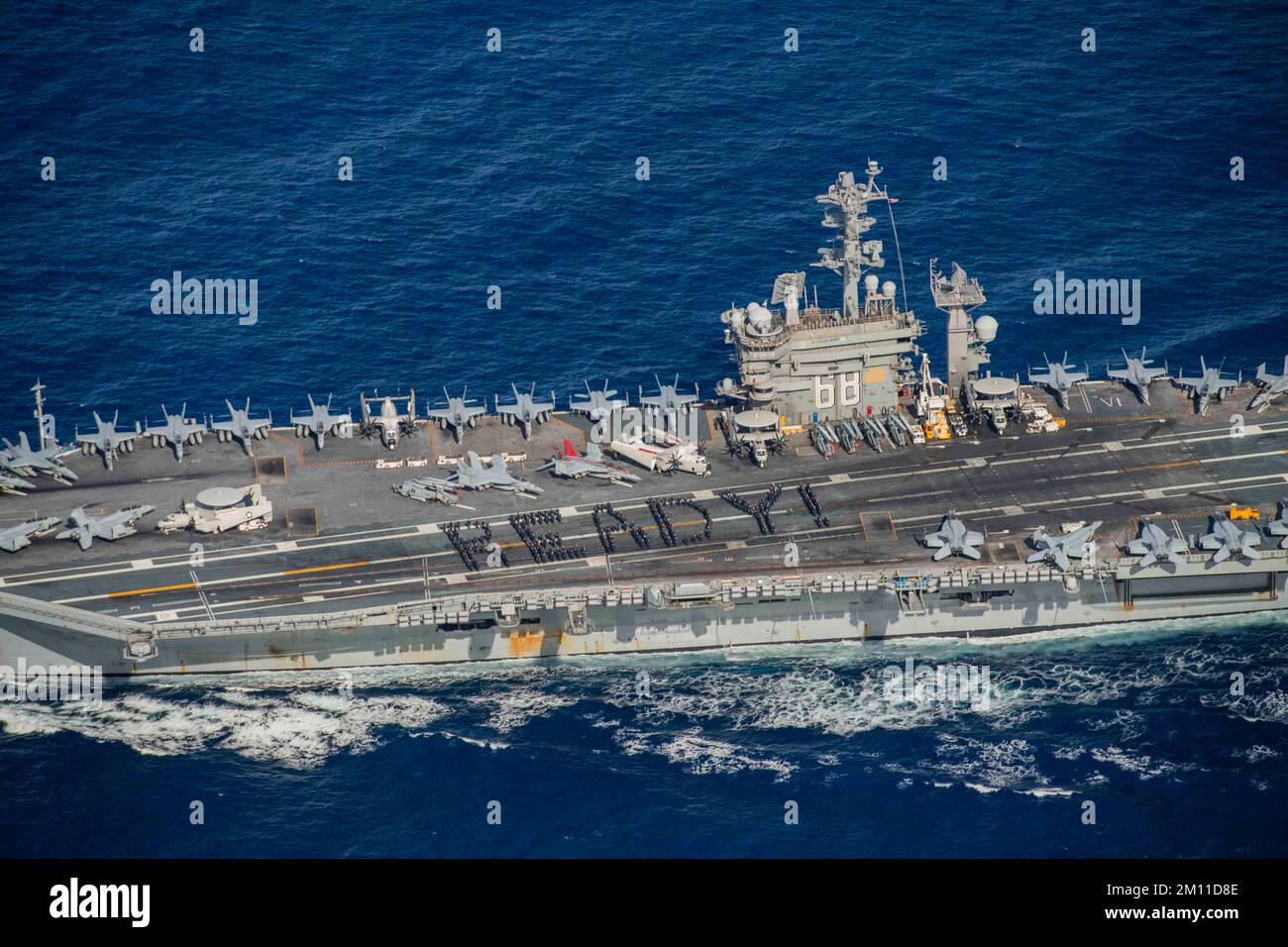 USS Nimitz, États-Unis. 08th décembre 2022. ÉTATS-UNIS Les marins de la Marine forment l'expression "prêt" sur le pont de vol du porte-avions de la classe Nimitz USS Nimitz pour soutenir le match de football annuel Armée contre Marine, 8 décembre 2022 sur l'océan Pacifique. La rivalité traditionnelle entre les chevaliers noirs de l'Armée et le midshipman de la Marine est prévue pour 10 décembre. Crédit : MC3 Samuel Osborn/États-Unis Navy/Alamy Live News Banque D'Images