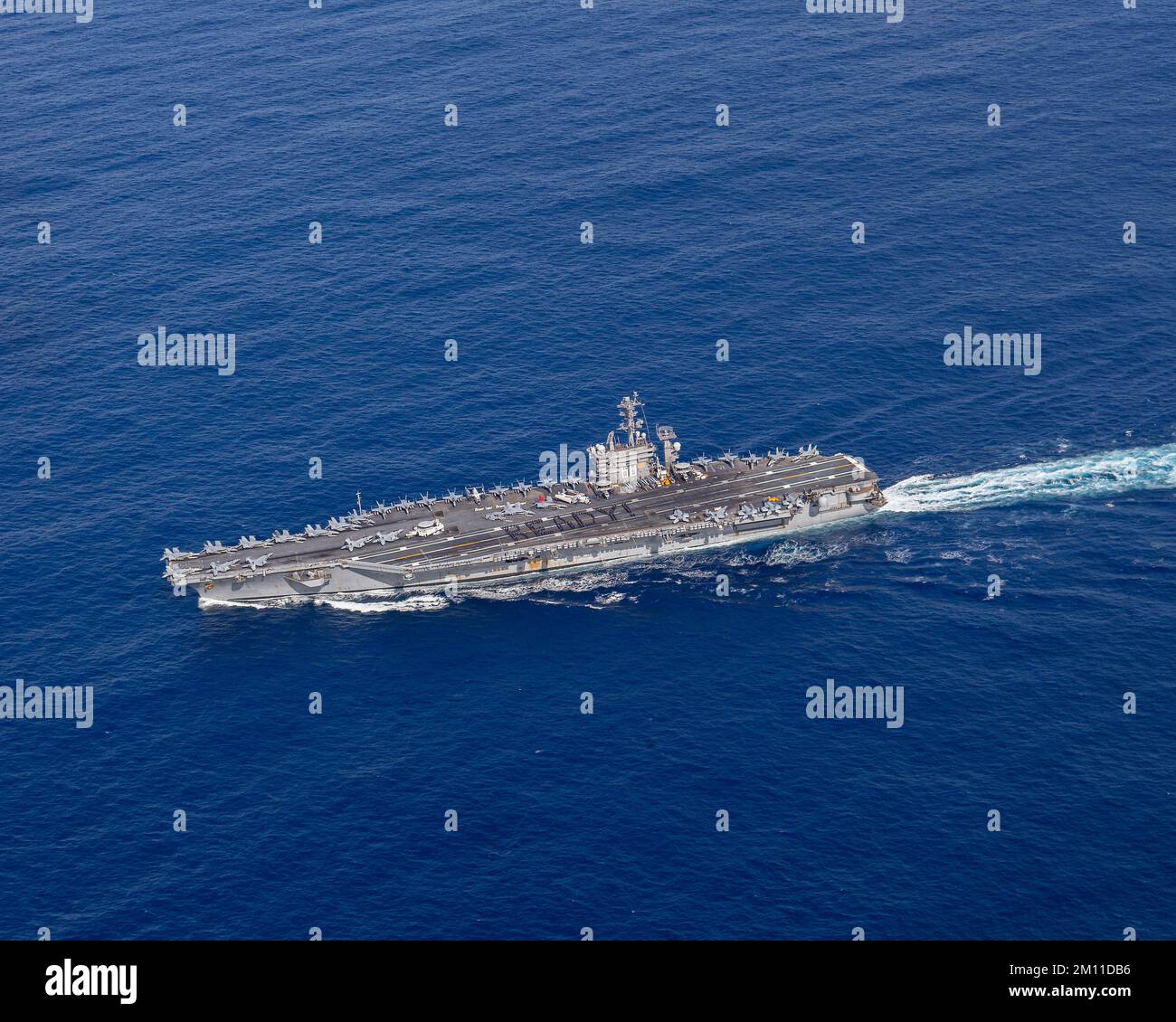 USS Nimitz, États-Unis. 08th décembre 2022. ÉTATS-UNIS Les marins de la Marine forment l'expression "prêt" sur le pont de vol du porte-avions de la classe Nimitz USS Nimitz pour soutenir le match de football annuel Armée contre Marine, 8 décembre 2022 sur l'océan Pacifique. La rivalité traditionnelle entre les chevaliers noirs de l'Armée et le midshipman de la Marine est prévue pour 10 décembre. Crédit : MC3 Samuel Osborn/États-Unis Navy/Alamy Live News Banque D'Images