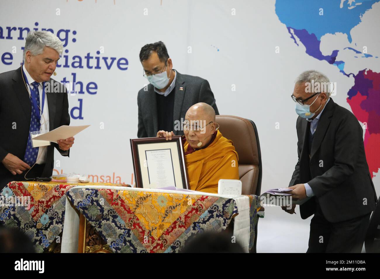 Non exclusif: 9 décembre 2022, Dharamsala, Inde: Le Dalaï Lama assiste 2 jours à une conférence au Centre pour la science contemplative et la compassion- Banque D'Images