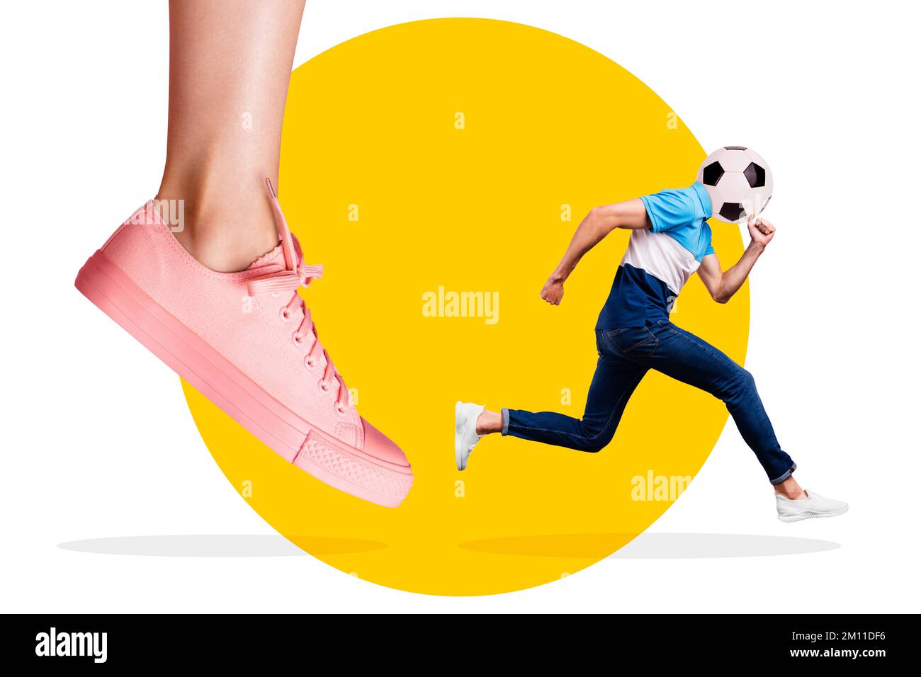 Maquette magazine collage image de la jambe battant Guy ball au lieu de la tête isolé dessin arrière-plan Banque D'Images