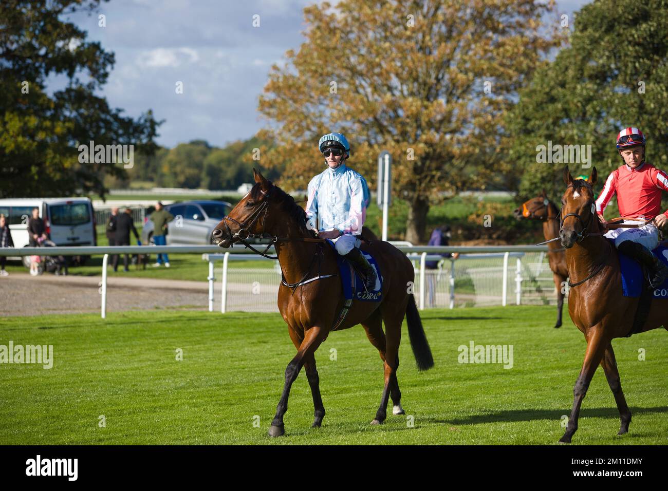 De gauche à droite : Jockeys Daniel Tudhope sur Kyeema et Ray Dawson sur Bolt action aux courses de York. Banque D'Images