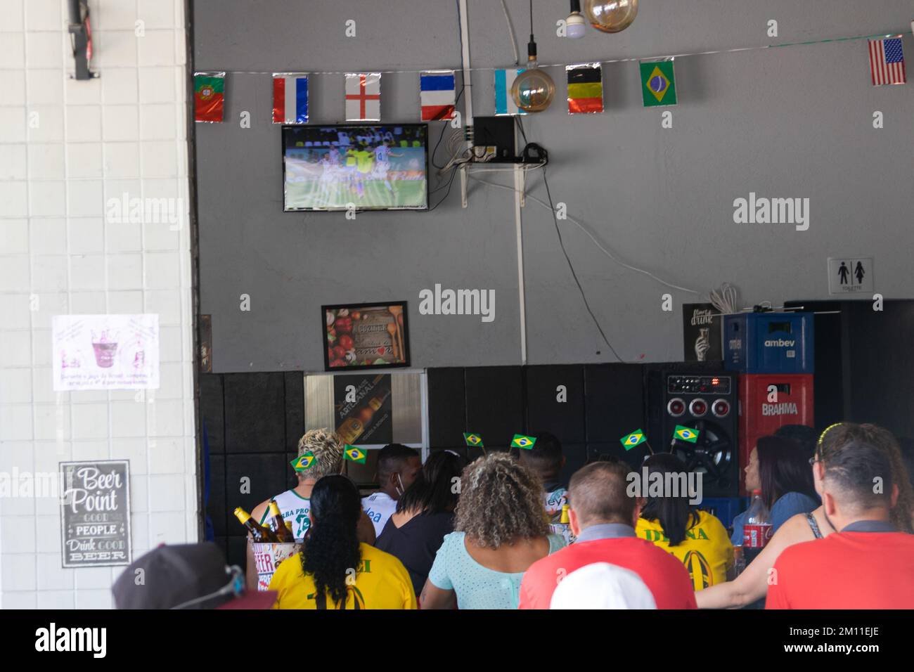 SÃO PAULO, SP - 09.12.2022: LES CLIENTS REGARDENT LE MATCH DU BRÉSIL SP - les clients regardent le match de l'équipe nationale brésilienne dans un restaurant sur l'Av M. Francisco Morato, zone ouest de la capitale, ce vendredi après-midi (9). (Photo: Walmor Carvalho/Fotoarena) Banque D'Images