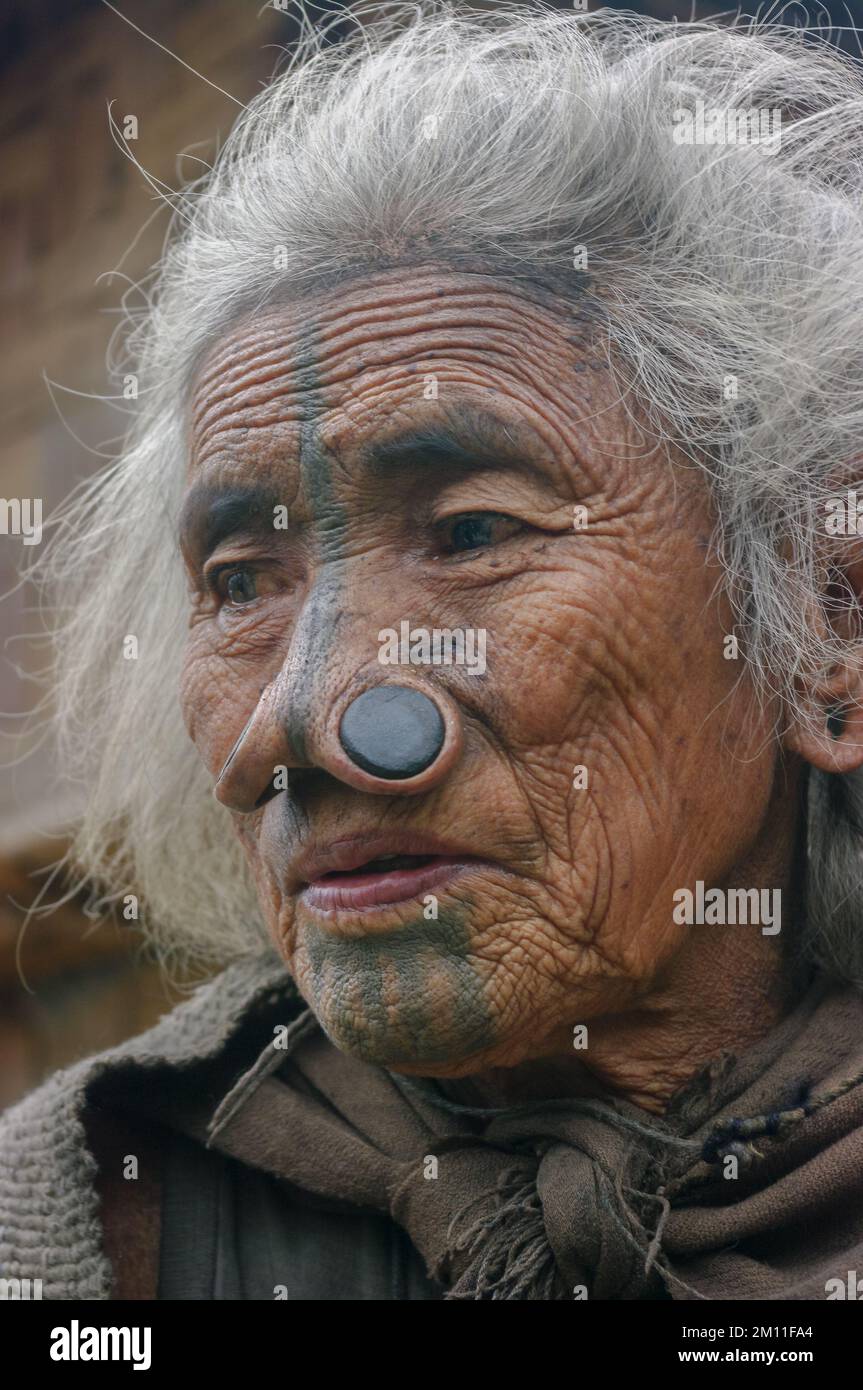 Ziro, Arunachal Pradesh, Inde - 11 13 2010 : Portrait d'une belle ancienne femme tribale d'Apatani avec des tatouages faciaux traditionnels et des prises de nez Banque D'Images