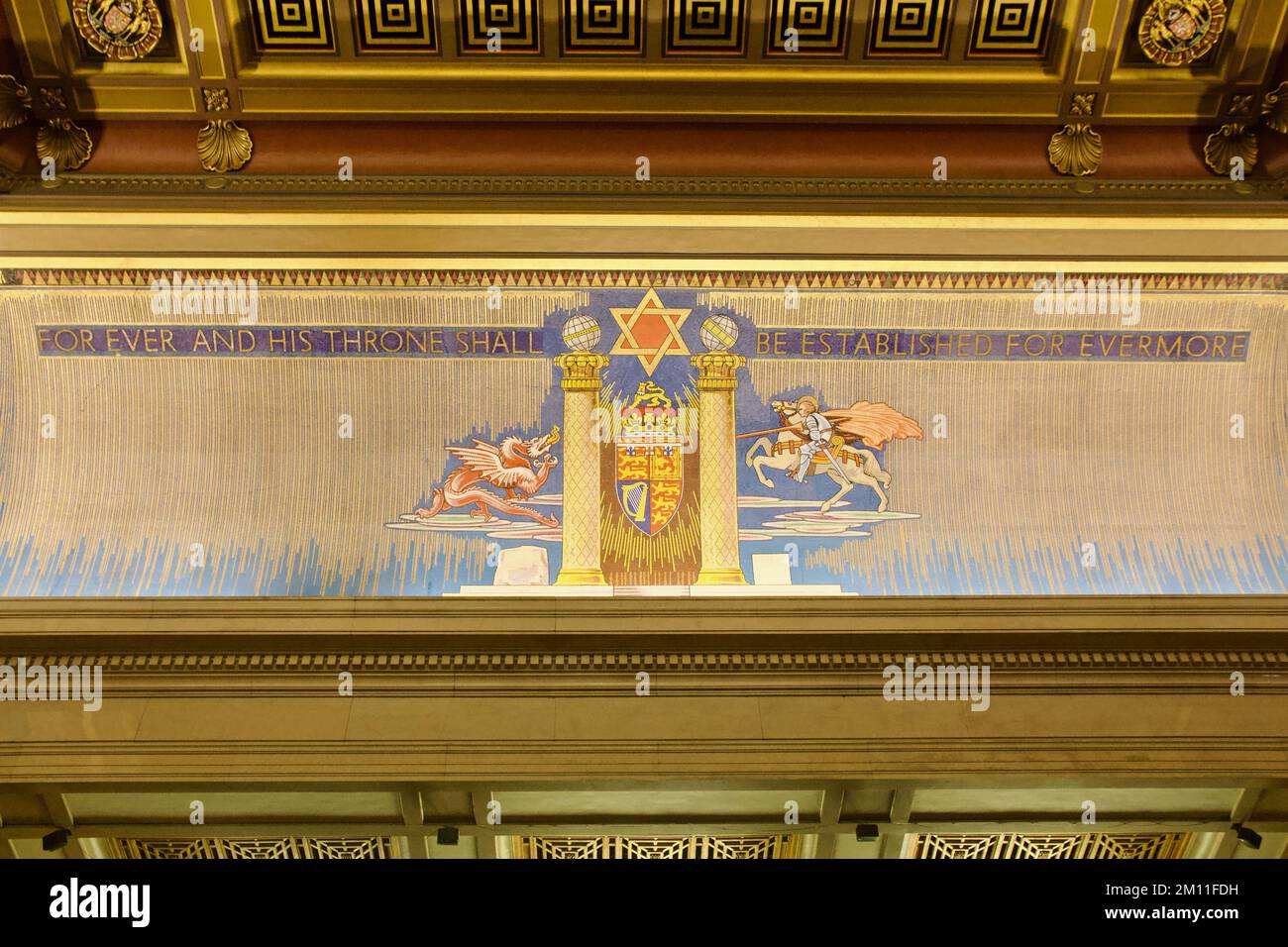 Plafond du Grand Lodge à l'intérieur du Freemasons' Hall de Londres, montrant les quatre vertus cardinales Banque D'Images