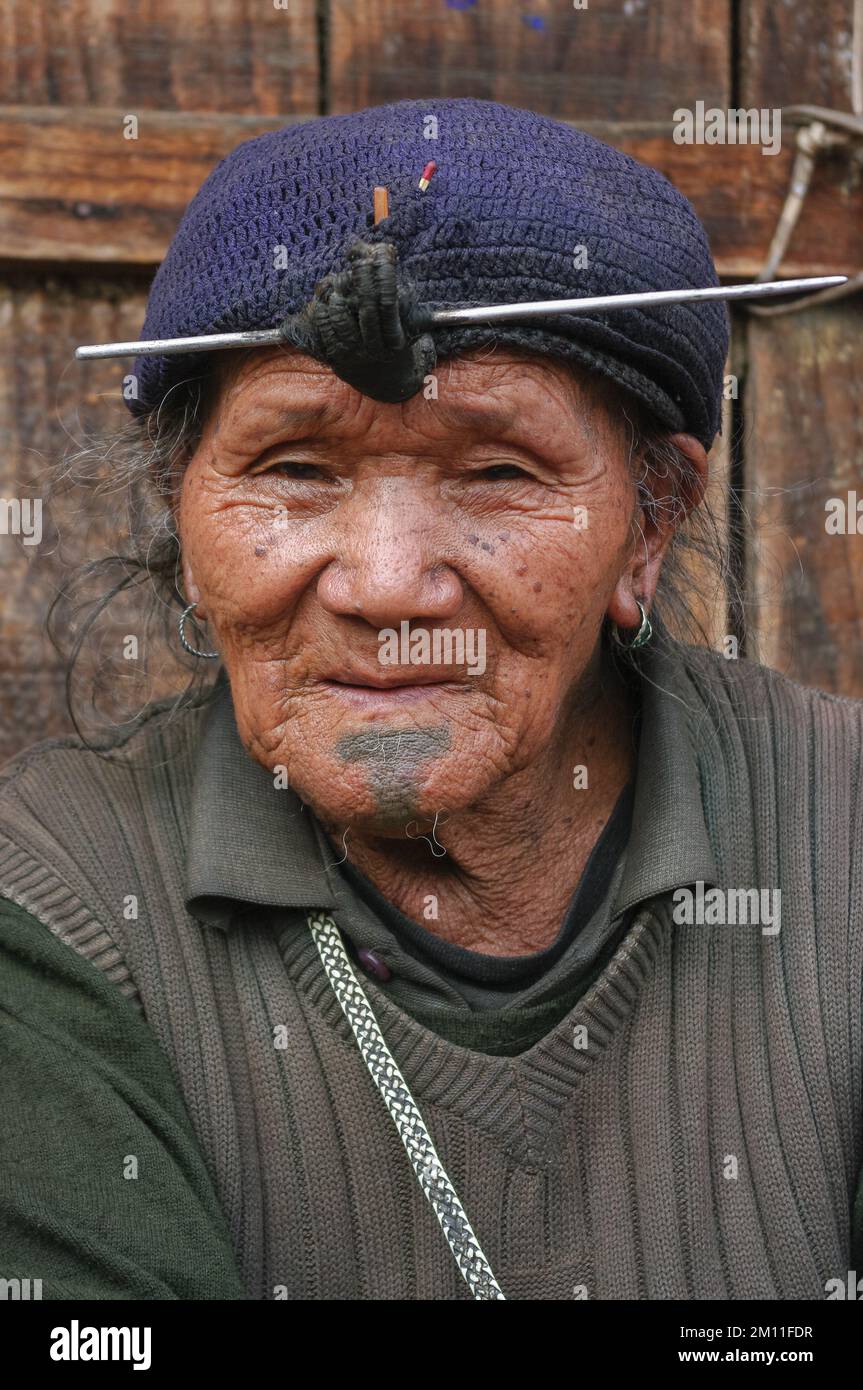Ziro, Arunachal Pradesh, Inde - 03 04 2014 : Portrait de l'ancien homme tribal des Apatani avec tatouage traditionnel au menton et cheveu frontal avec aiguille Banque D'Images