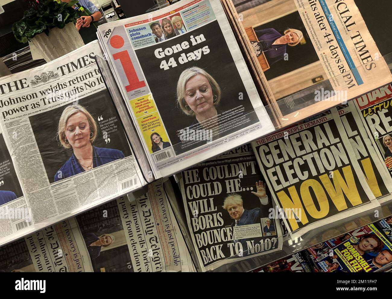 Le Premier ministre Liz Truss démissionne. Après seulement 44 jours dans Downing Street, le plus court Premiership jamais en Grande-Bretagne. Liz Truss signe à nouveau le 20 octobre. Les journaux le lendemain rapportent les nouvelles. 21 octobre 2022 Banque D'Images