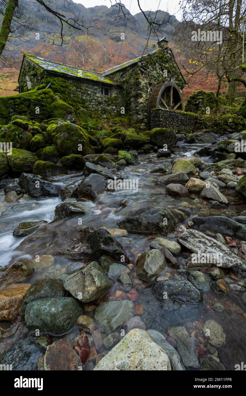 Un vieux moulin à maïs à Borrowdale dans le parc national du Lake District. Une scène très pittoresque par un ruisseau Banque D'Images