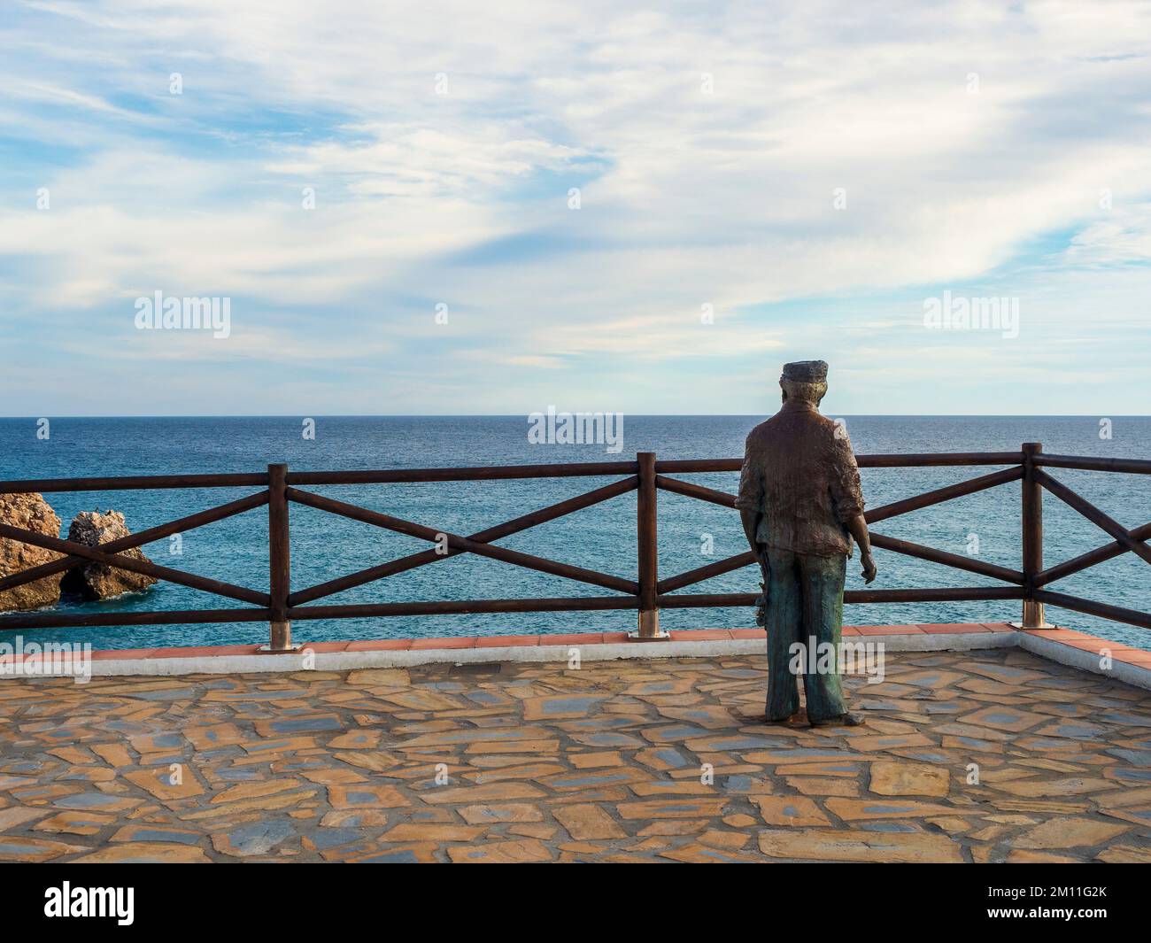 Statue d'un ancien marin donnant sur la mer au point de vue de Balcón de Europa à Nerja. Banque D'Images