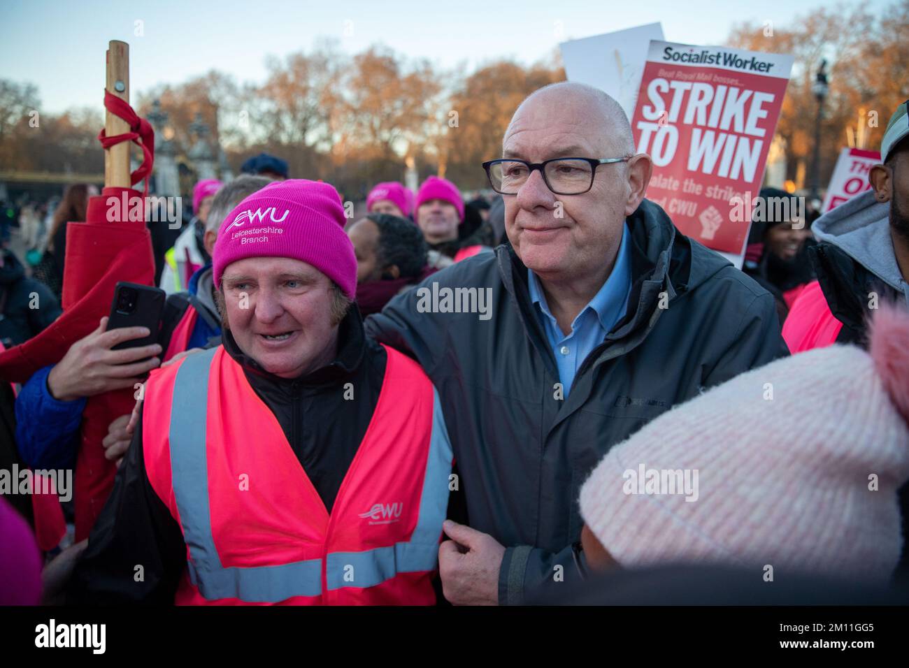 LONDRES, le 9th décembre 2022. Dave Ward de l'UCF à l'extérieur du Palais de Buckingham à Londres, des milliers de travailleurs de la poste assistent à un rassemblement organisé par l'UCF, Royal Mail, qui frappe tout au long du mois de décembre en raison des salaires et des conditions d'emploi. Crédit : Lucy North/Alamy Live News Banque D'Images