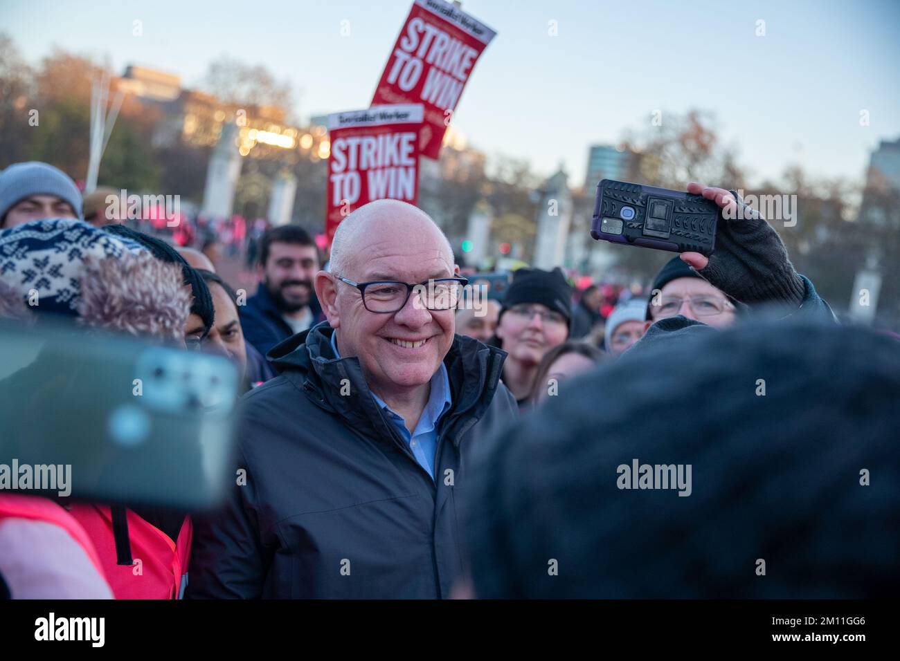 LONDRES, le 9th décembre 2022. Dave Ward de l'UCF à l'extérieur du Palais de Buckingham à Londres, des milliers de travailleurs de la poste assistent à un rassemblement organisé par l'UCF, Royal Mail, qui frappe tout au long du mois de décembre en raison des salaires et des conditions d'emploi. Crédit : Lucy North/Alamy Live News Banque D'Images