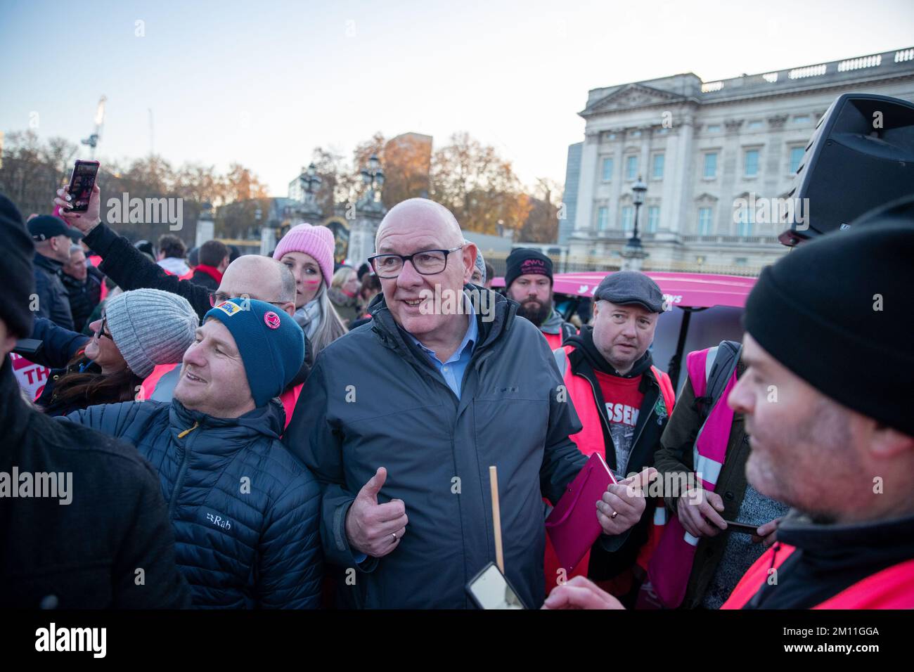 LONDRES, le 9th décembre 2022. Dave Ward de l'UCF à l'extérieur du Palais de Buckingham à Londres, des milliers de travailleurs de la poste assistent à un rassemblement organisé par l'UCF, Royal Mail, qui frappe tout au long du mois de décembre en raison des salaires et des conditions d'emploi. Crédit : Lucy North/Alamy Live News Banque D'Images