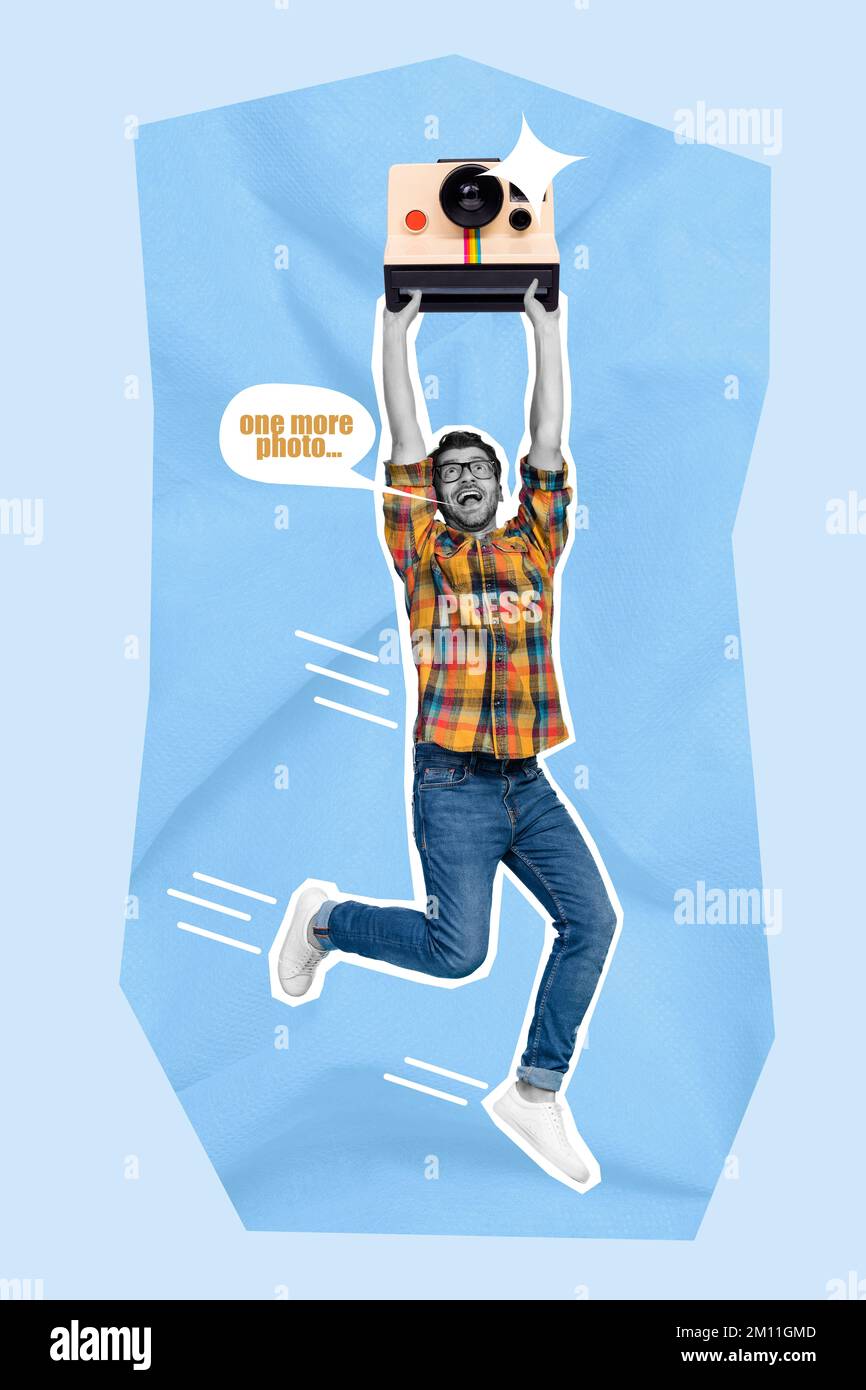 Montage vertical image de l'excitée noir blanc effet presse paparazzi gars tenir grand polarid photo caméra demander une photo de plus Banque D'Images