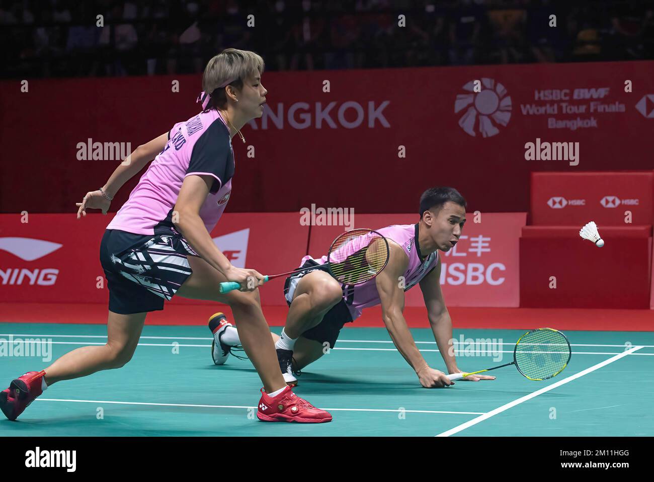 Bangkok, Thaïlande. 09th décembre 2022. Dechapol Puavaranukroh (R) et Sapsiree Taerattanachai (L) de Thaïlande vu en action pendant le double Badminton Mixed dans les finales du World Tour HSBC BWF 2022 au stade Nimibutr. Dechapol Puavaranukroh et Sapsiree Taerattanachai ont remporté Wang Yi Lyu et Huang Dong Ping 2-0 (23-21, 21-13). Crédit : SOPA Images Limited/Alamy Live News Banque D'Images