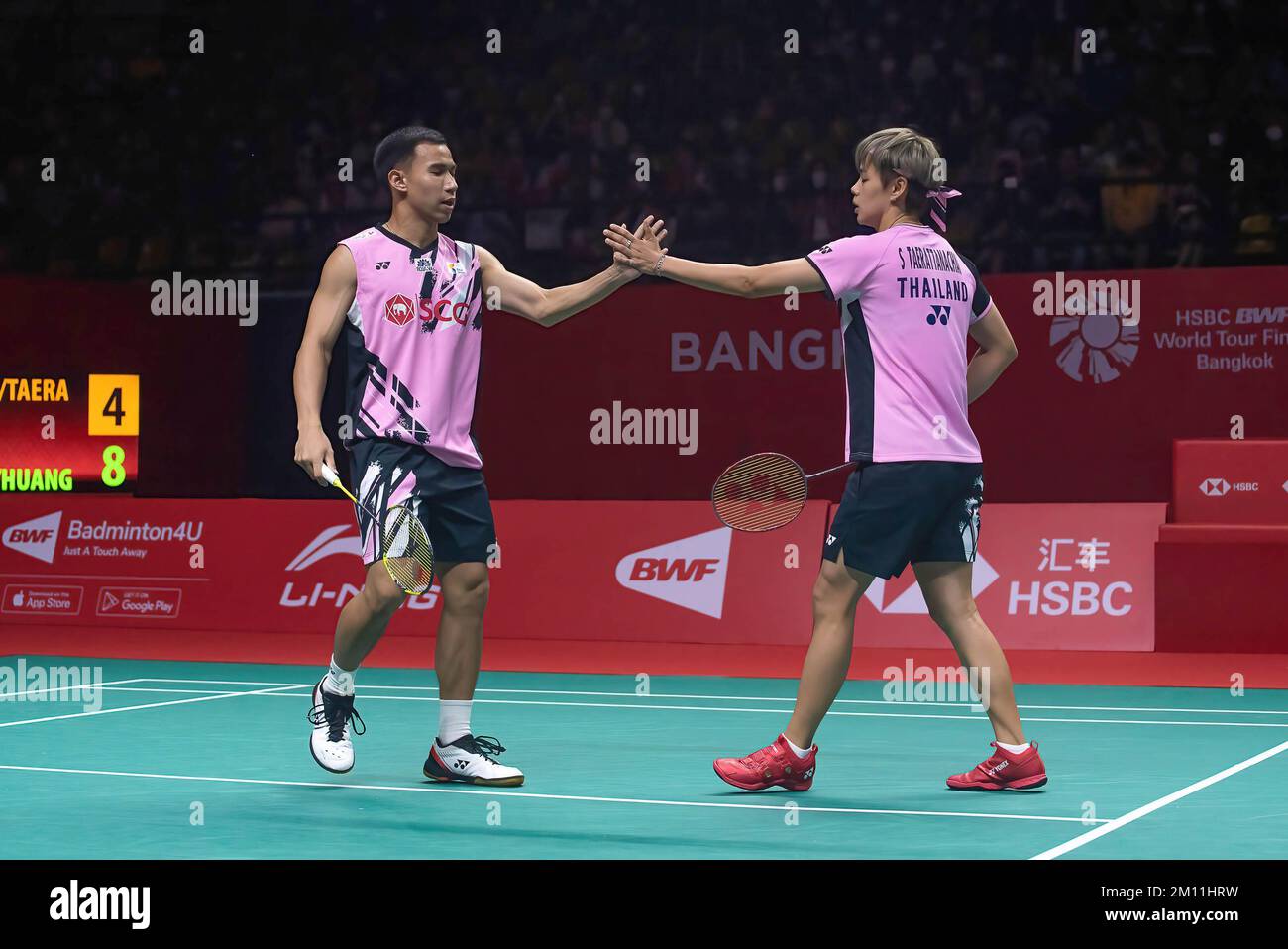 Bangkok, Thaïlande. 09th décembre 2022. Dechapol Puavaranukroh (L) et Sapsiree Taerattanachai (R) de Thaïlande poignée de main pendant le double Badminton Mixed dans les finales du World Tour HSBC BWF 2022 au stade Nimibutr. Dechapol Puavaranukroh et Sapsiree Taerattanachai ont remporté Wang Yi Lyu et Huang Dong Ping 2-0 (23-21, 21-13). (Photo de Peerapon Boonyakiat/SOPA image/Sipa USA) crédit: SIPA USA/Alay Live News Banque D'Images