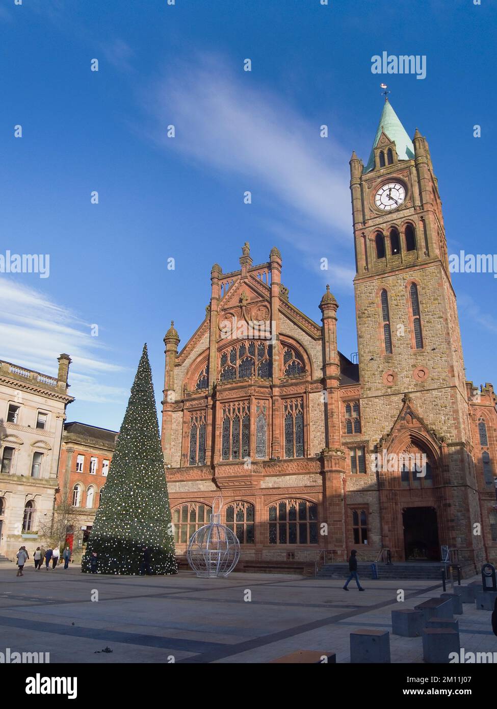 Irlande, Nord, Derry City, le Guild Hall à l'extérieur des murs de la vieille ville. Banque D'Images