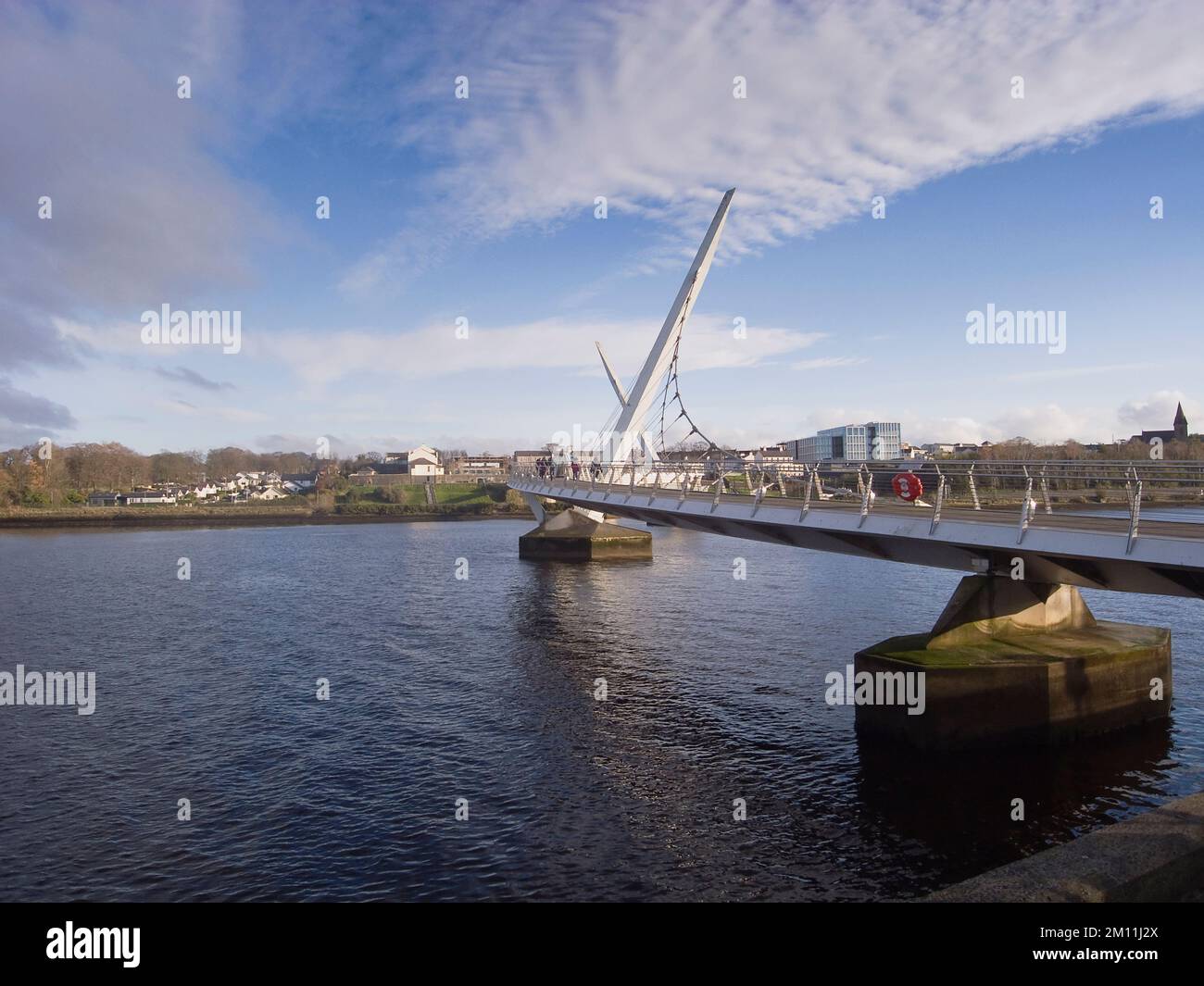 Irlande, Nord, Derry City, le pont de la paix across la rivière Foyle. Banque D'Images